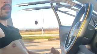 Nel parcheggio dell&rsquo;Autogrill